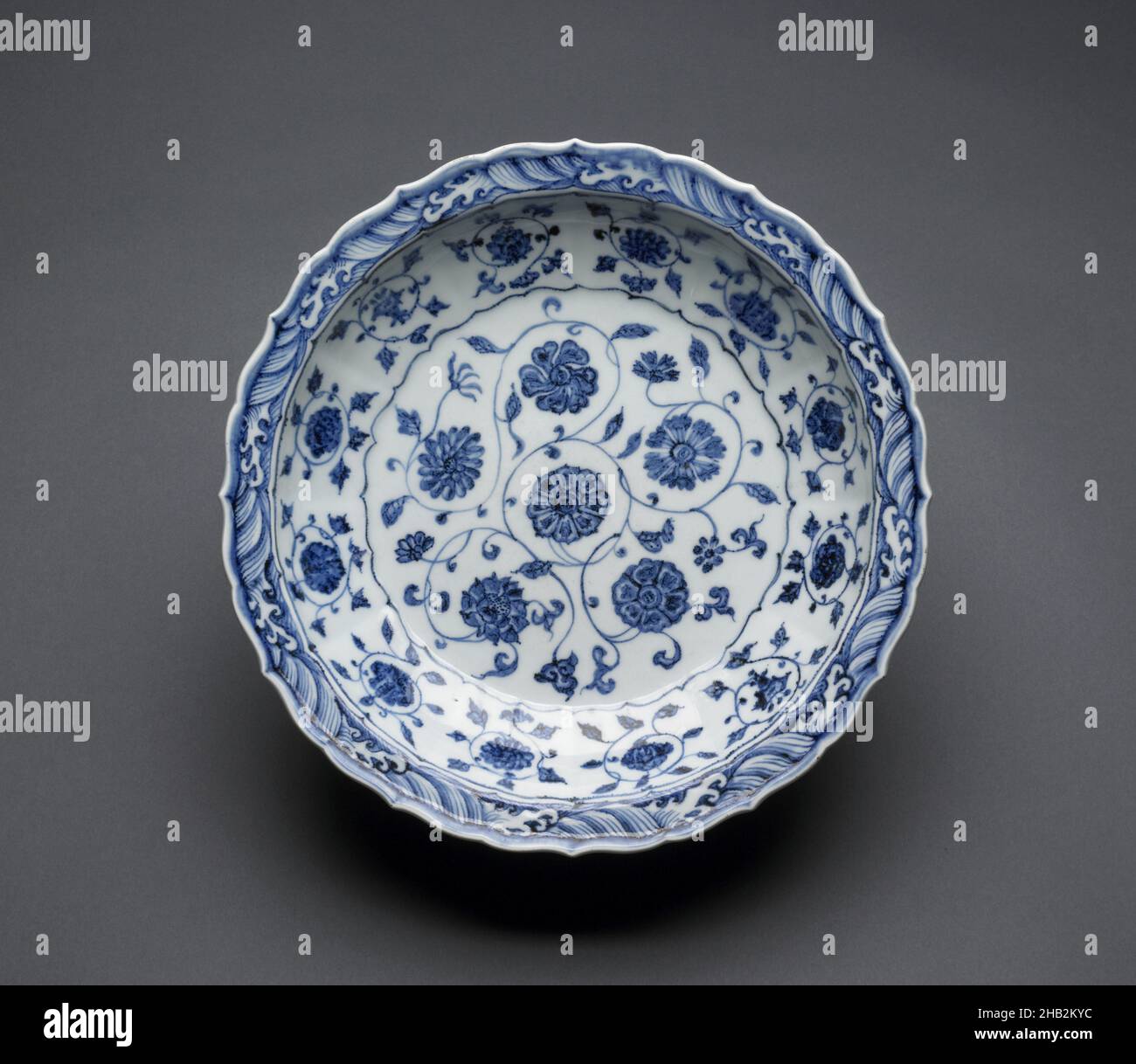 Schale mit Blattrand und Design von Blumenrollen, Chinesisch, Ming-Dynastie, 1368–1644, Yongle-Zeit, 1403–1424, Anfang des 15th. Jahrhunderts, Jingdezhen Ware; Porzellan mit kobaltblauer Unterglasur, hergestellt in Jingdezhen, Provinz Jiangxi, China, Asien, Keramik, Behälter, 2 3/8 x 13 5/16 Zoll (6 x 33,8 cm Stockfoto