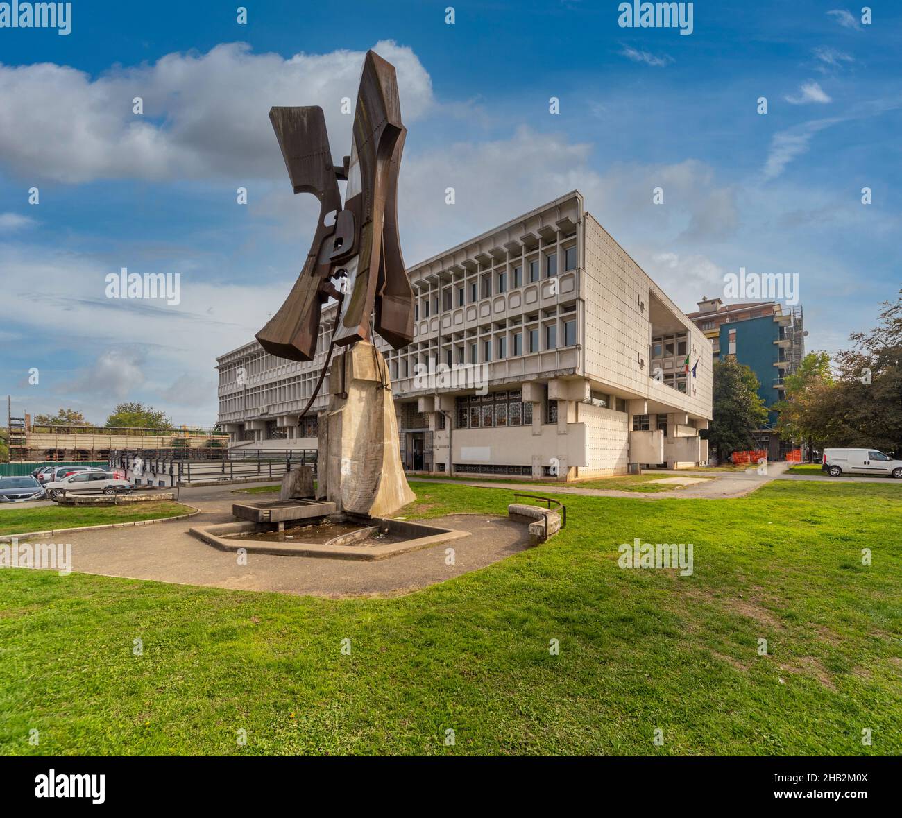 Saluzzo, Cuneo, Italien - 19. Oktober 2021: Justizdenkmal vor dem ehemaligen Justizpalast Stockfoto