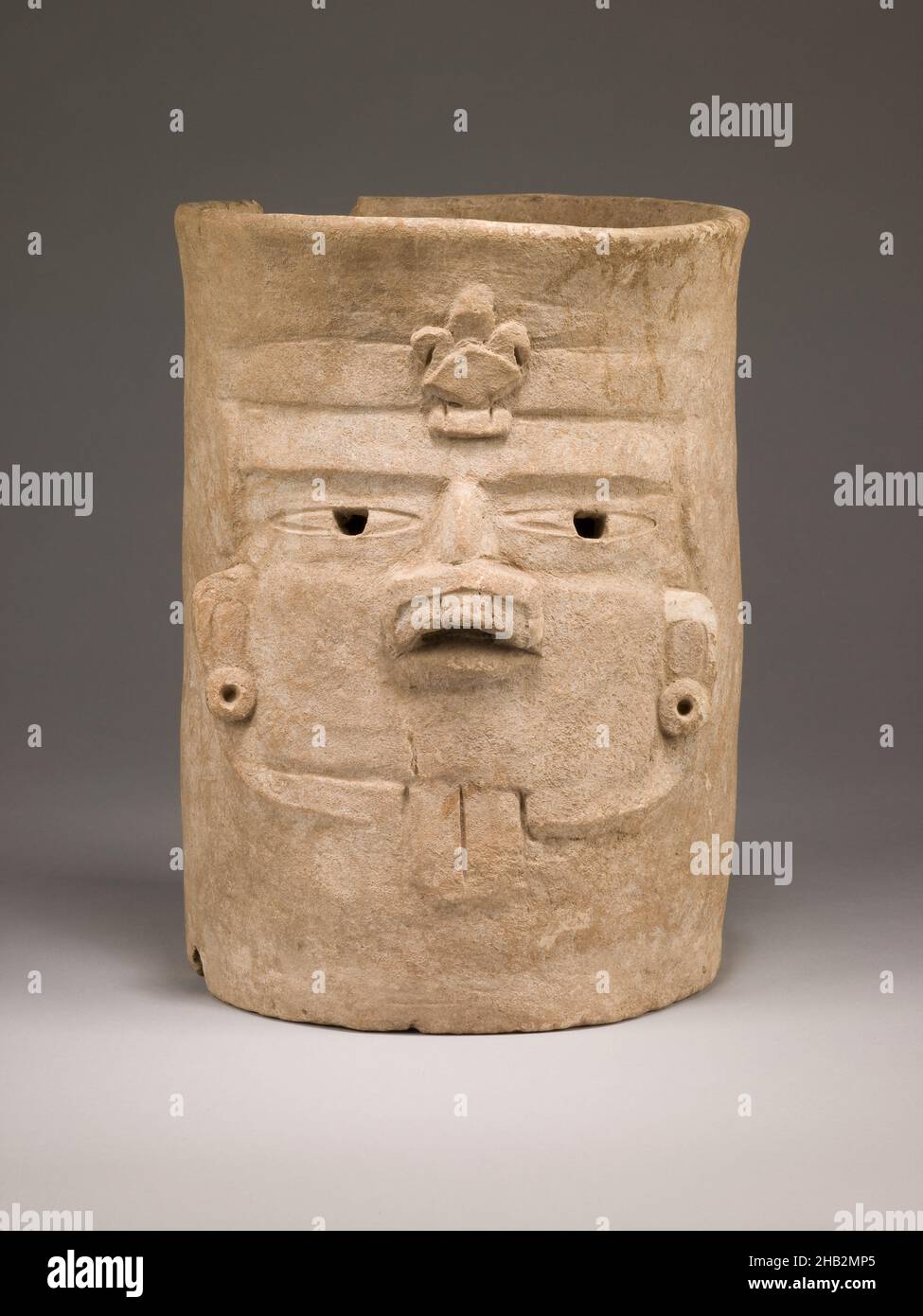 Brazier mit einem modellierten Gesicht, Zapotec, späte Formationsperiode, ca. 300 v. Chr.–300 n. Chr., ca. 400–200 v. Chr., Keramik, Bundesstaat Oaxaca, Mexiko, Nord- und Mittelamerika, Keramik, Behälter, 10 1/2 x 7 5/8 Zoll (26,7 x 19,4 cm Stockfoto