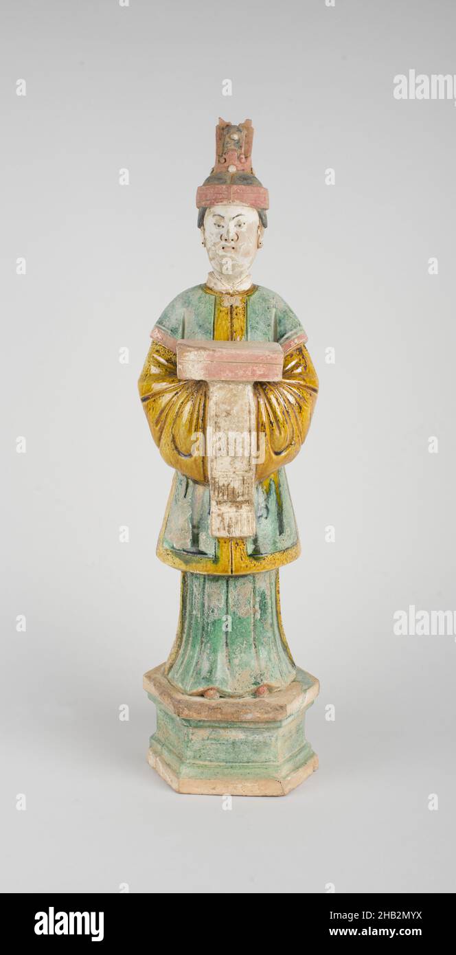 Stehende Figur einer Dienerin, die eine Schachtel hält, Chinesisch, Ming-Dynastie, 1368–1644, Zhengde-Zeit, 1506–1521 oder Jiajing-Zeit, 1522–1566, Anfang bis Mitte des 16th. Jahrhunderts, Steingut mit bernsteinfarbenen und grünen Bleiglasuren, roten, weißen und schwarzen Pigmenten, hergestellt in China, Asien, Keramik, Skulptur, Höhe: 19 5/16 Zoll (49 cm Stockfoto