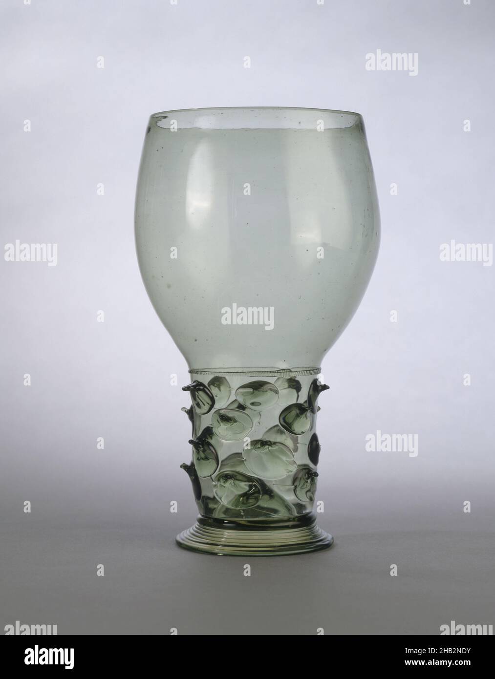 Wineglass (roemer), Niederländisch, 1600–30, Glas, Made in Netherlands, Europa, Deutschland, Europa, Glaswaren, 9 1/4 x 5 1/8 Zoll (23,5 x 13 cm Stockfoto