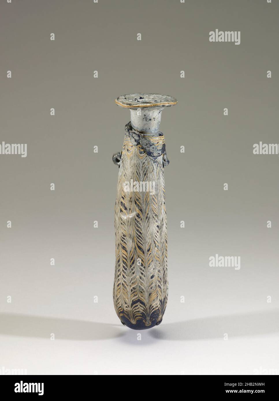 Ölflask (Alabastroon), griechisch, ca. 900–31 v. Chr., hellenistisch, 323–31 v. Chr., Mitte des 4th. Bis Ende des 3rd. Jahrhunderts v. Chr., Glas, hergestellt in Griechenland, Europa, Container, Glaswaren, 8 3/8 x 2 1/8 x 2 1/8 Zoll (21,3 x 5,4 x 5,4 cm Stockfoto