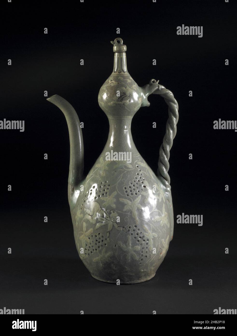 Ewer in Form eines Double Gourd mit Design of Boys Inmitten von Weinreben, Koreanisch, Goryeo-Dynastie, 918–1392, Ende 12th–Anfang 13th Jahrhundert, Steinzeug mit Intarsien und Unterglasur aus Kupfer unter Celadonglasur, hergestellt in Korea, Asien, Keramik, Behälter, 13 1/4 x 5 11/16 Zoll (33,7 x 14,4 cm Stockfoto