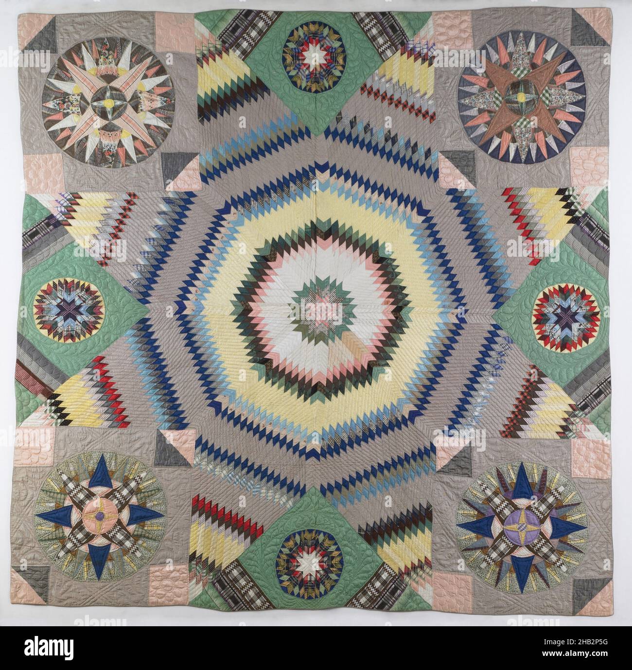 Pieced Quilt, Susan F. Wyman, Amerikanerin, 1850–60, Silk, Hergestellt in den USA, Nord- und Mittelamerika, Abdeckungen und Behänge, Textilien, 85 x 87 Zoll (215,9 x 221 cm Stockfoto