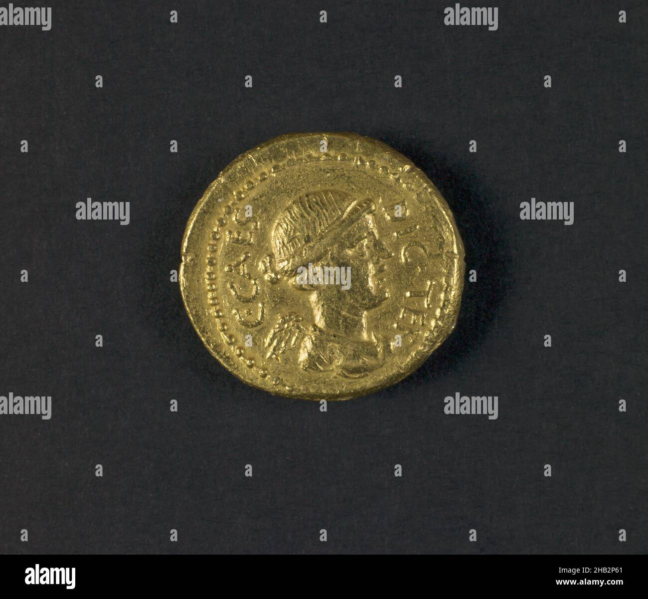Aureus mit Siegesbuste, mit C. Julius Caesar, 100–44 v. Chr., Roman, republikanische Periode, 509–27 v. Chr., c. 45 v. Chr., Gold, Rom, Latium, Italien, Europa, Münzen & Währung, Metallverarbeitung, 7,98 Gramm Stockfoto