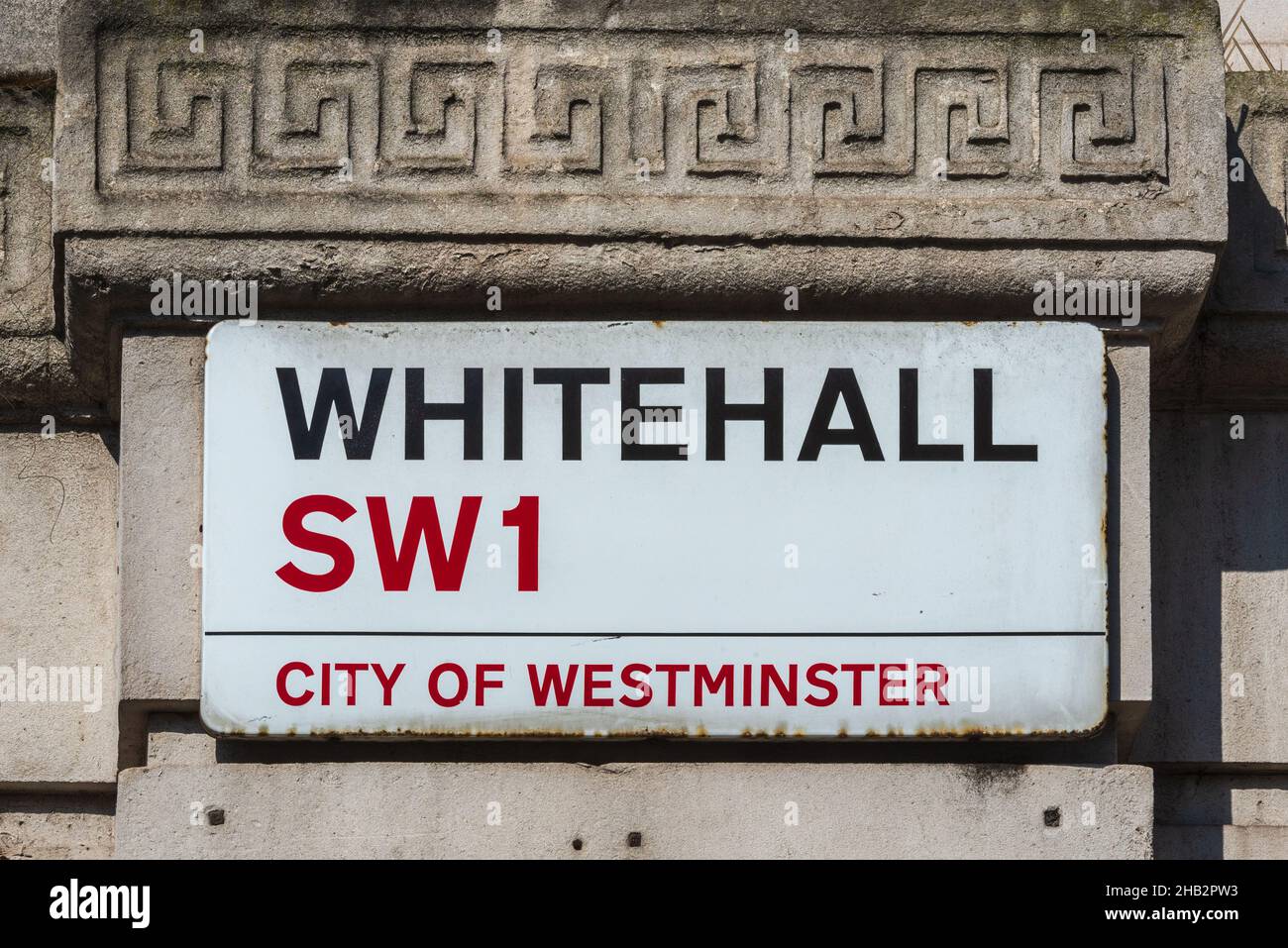 Whitehall-Straßenschild hoch an einer Wand in der Nähe der Downing Street, London, England, Großbritannien Stockfoto