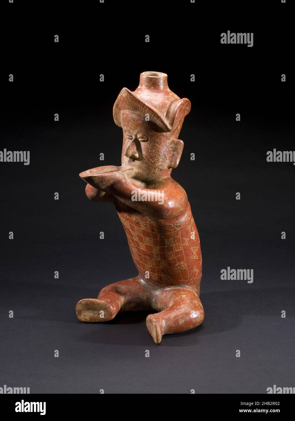 Gefäß in Form einer sitzenden Trinkfigur, Colima, späte Formationsperiode, ca. 300 v. Chr.–300 n. Chr., ca. 300 v. Chr.–300 n. Chr., Keramik mit Slip, Colima, Mexiko, Nord- und Mittelamerika, Keramik, Behälter, 15 1/2 x 7 5/8 x 8 3/4 Zoll (39,4 x 19,4 x 22,2 cm Stockfoto