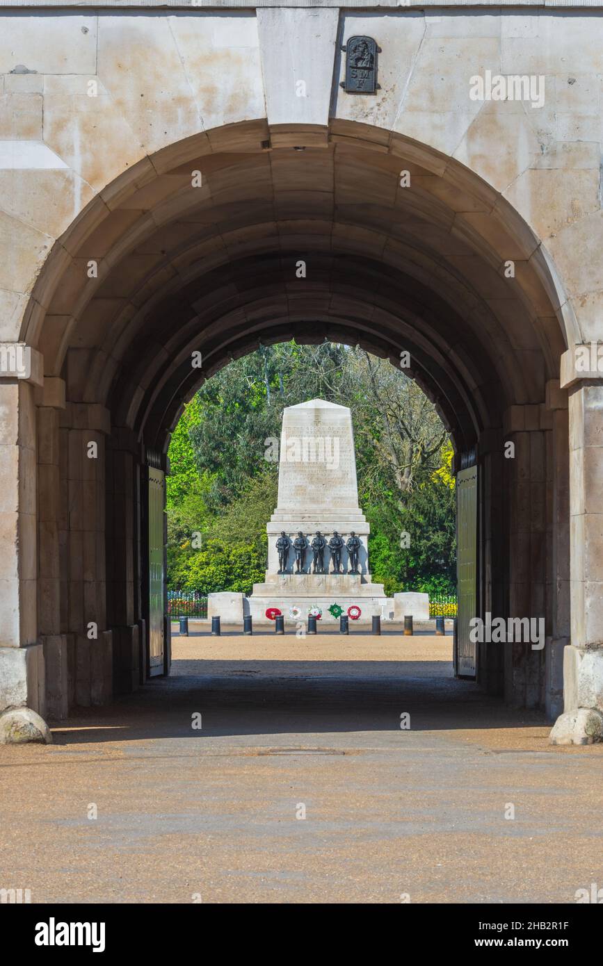 Blick durch den Torbogen der Horse Guards, über die Horse Guards Parade zum Guards Memorial. Aufgenommen im April 2021. London, England, Großbritannien Stockfoto