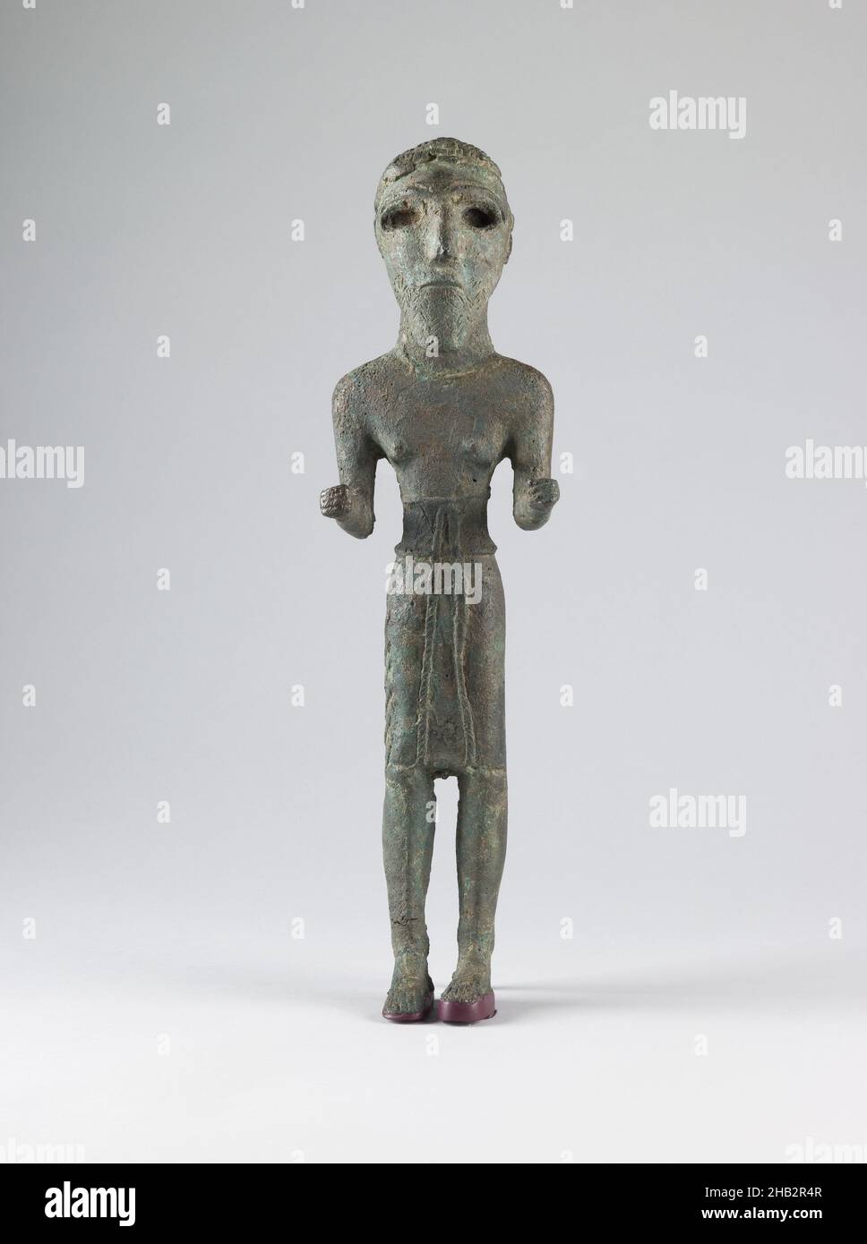Stehende männliche Figur, nahöstlicher, libanesischer, Bronzezeit, 3000–1100 v. Chr., Mitte 3rd Jahrtausend v. Chr., Kupferguss, Jazzin, Al-Janub Gouvernement, Levant, Libanon, Asien, Metallarbeiten, Skulptur, 16 7/8 Zoll × 4 1/8 Zoll × 3 Zoll (42,9 × 10,5 × 7,6 cm Stockfoto
