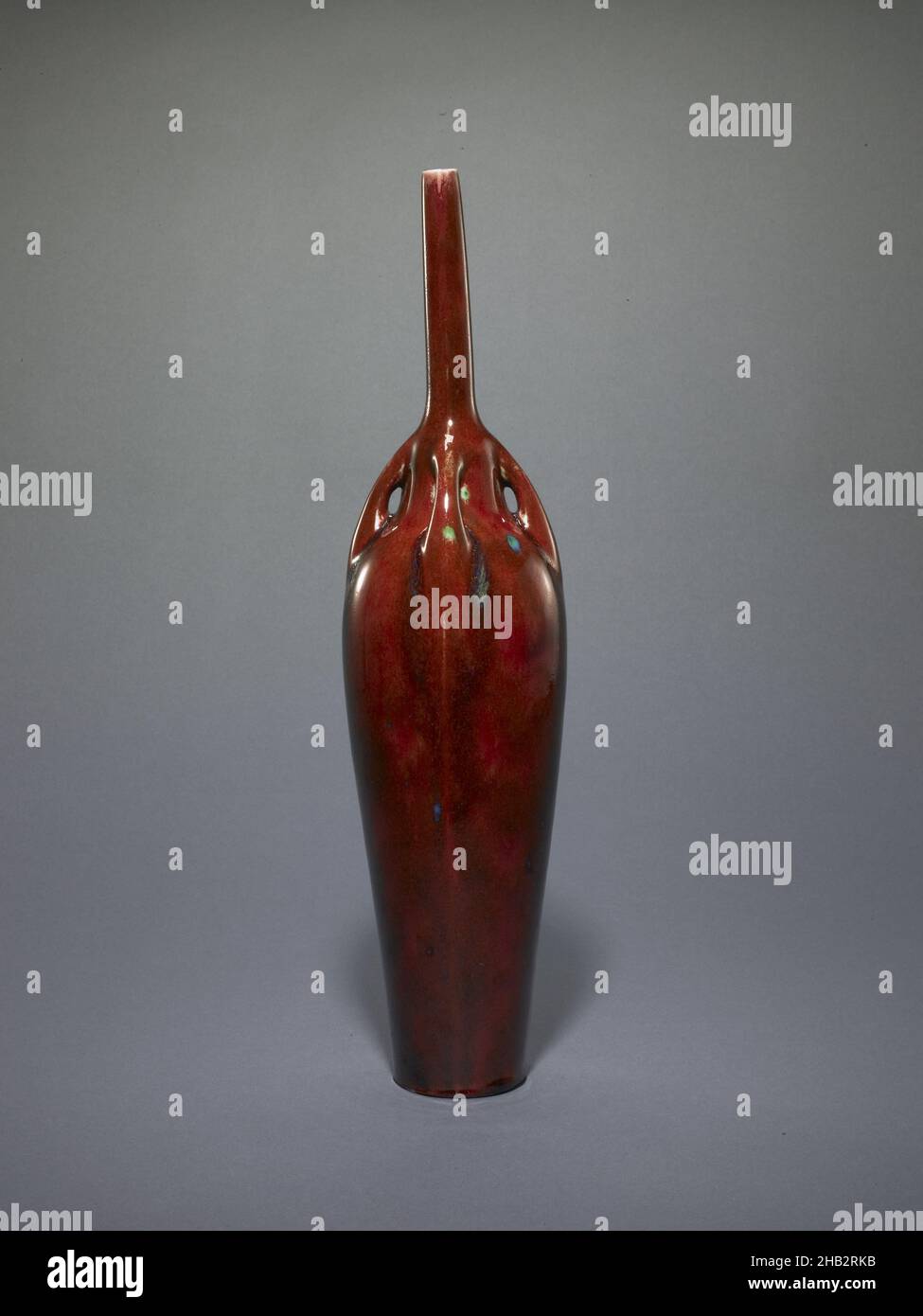 Flaschenvase, Ernest Chaplet, französisch, 1835–1909, ca. 1889–1904, Glasiertes Porzellan, Choisy-le-ROI, Île-de-France, Frankreich, Europa, Keramik, Behälter, 18 1/2 x 5 Zoll (47 x 12,7 cm Stockfoto