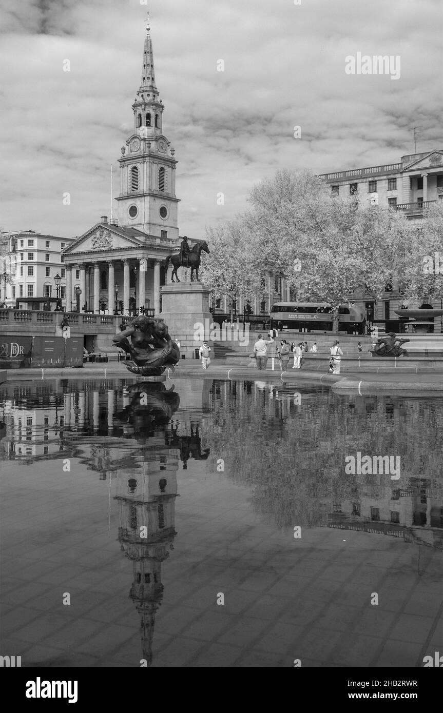 Infrarotansicht, aufgenommen am Trafalgar Square, London, mit Blick über einen der Brunnen in Richtung St-Martin-in-the-Fields im April 2021 Stockfoto
