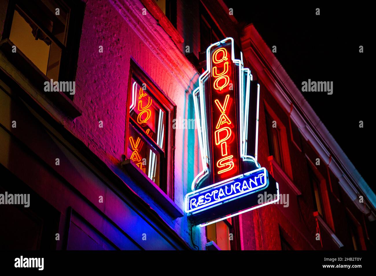 Neonschild für Quo Vadis Restaurant, Bar und Mitgliedsclub, Soho, London, Großbritannien Stockfoto