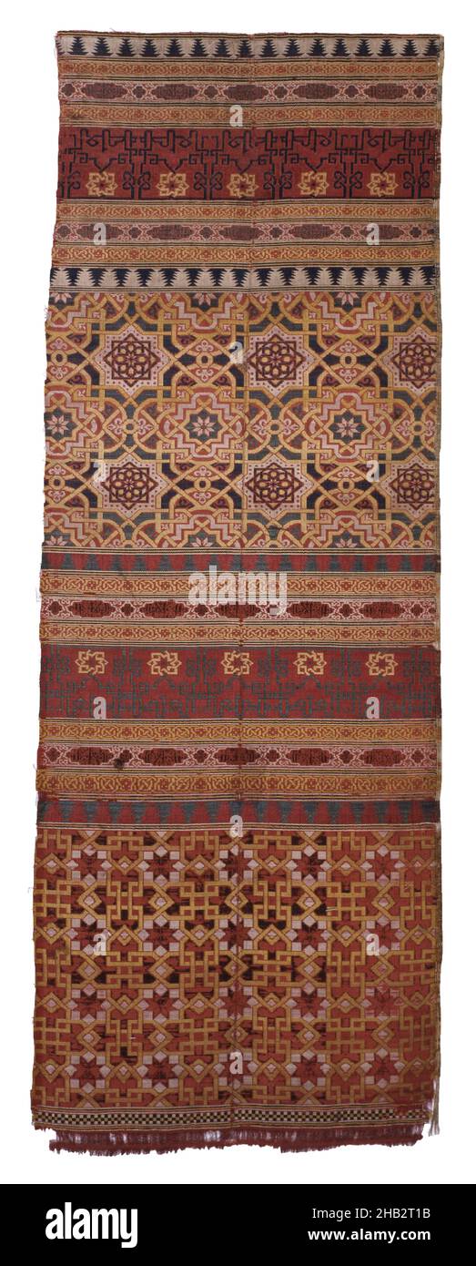 Vorhang-Panel mit Design von horizontalen Bändern von geometrischen Mustern und arabischen Inschriften in Kufic Script, Spanisch, Nasriden-Zeit, 1232–1492, Ende 14th Jahrhundert, Brokatseide, hergestellt in Granada, Provinz Granada, Andalusien, Spanien, Europa, Bezüge und Behänge, Textilien, 40 5/8 x 14 5/8 Zoll (103,2 x 37,1 cm Stockfoto