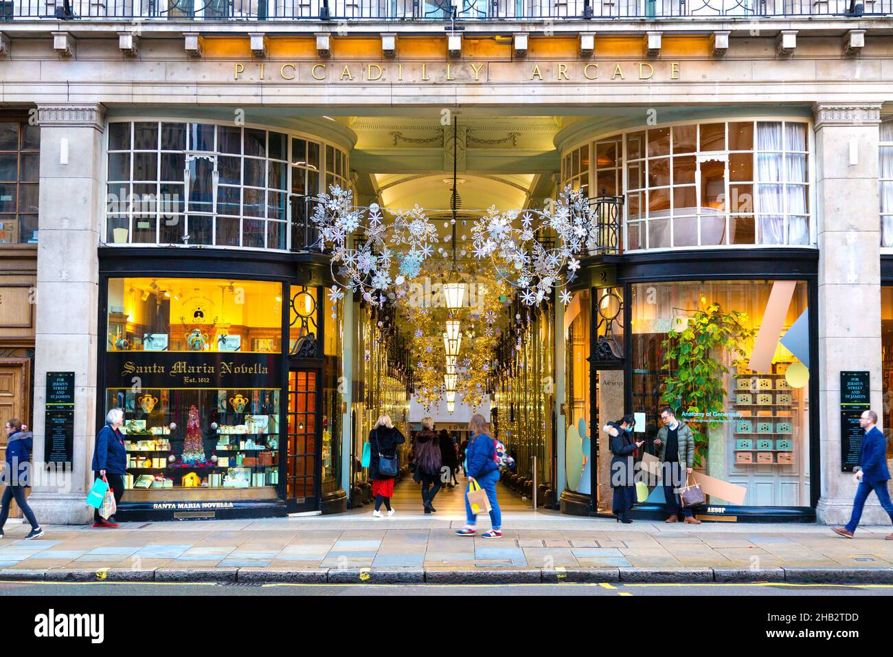 Piccadilly Arcade im edwardianischen Stil, dekoriert zu Weihnachten, Green Park, London, Großbritannien Stockfoto
