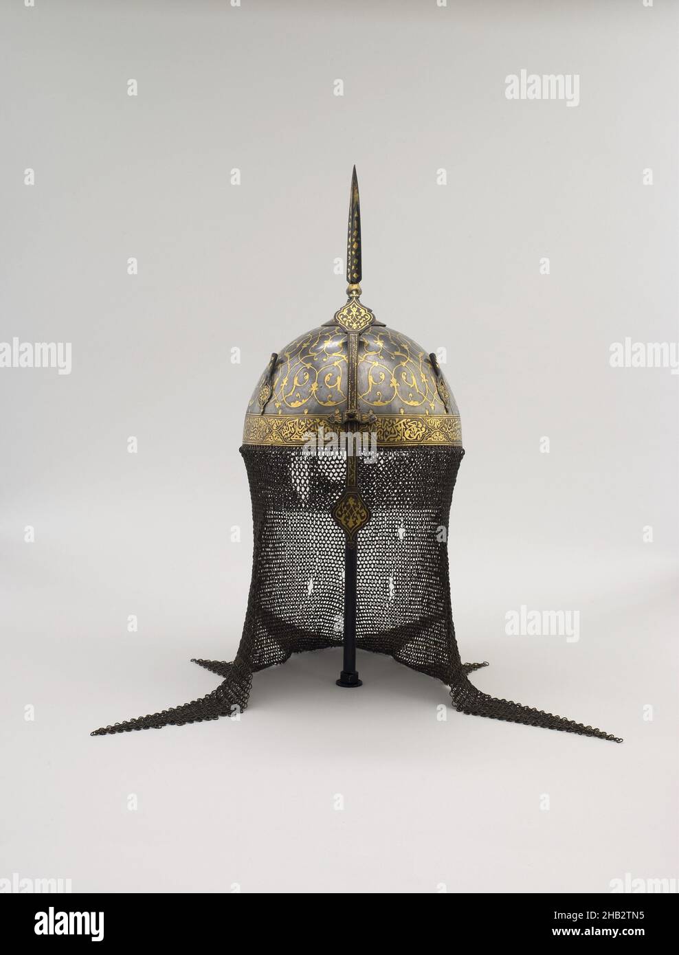 Cap Helmet (Kulah khud) mit Design von interlaced Vines, arabischen Inschriften, und Mail Neck Curtain, Persisch, Zand Periode, 1751–1794, oder Qājār Periode, 1785–1925, 18th. Jahrhundert, Stahl mit Goldüberzug, hergestellt in Iran, Asien, Waffen und Rüstungen, Metallarbeiten, Höhe: 26 Zoll (66 cm Stockfoto