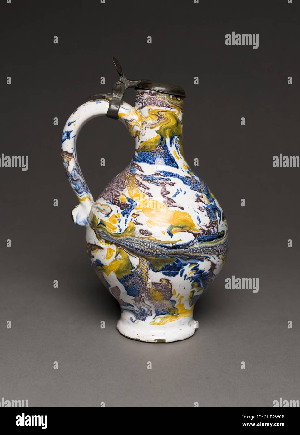 Weinkrug, deutsch, 1650–70, Zinnglasierte Steinwaren und Zinn, hergestellt in Deutschland, Europa, Frankfurt, Brandenburg, Heiliges Römisches Reich, Deutschland, Europa, Keramik, 10 1/16 x 5 1/2 x 5 Zoll (25,5 x 14 x 12,7 cm Stockfoto