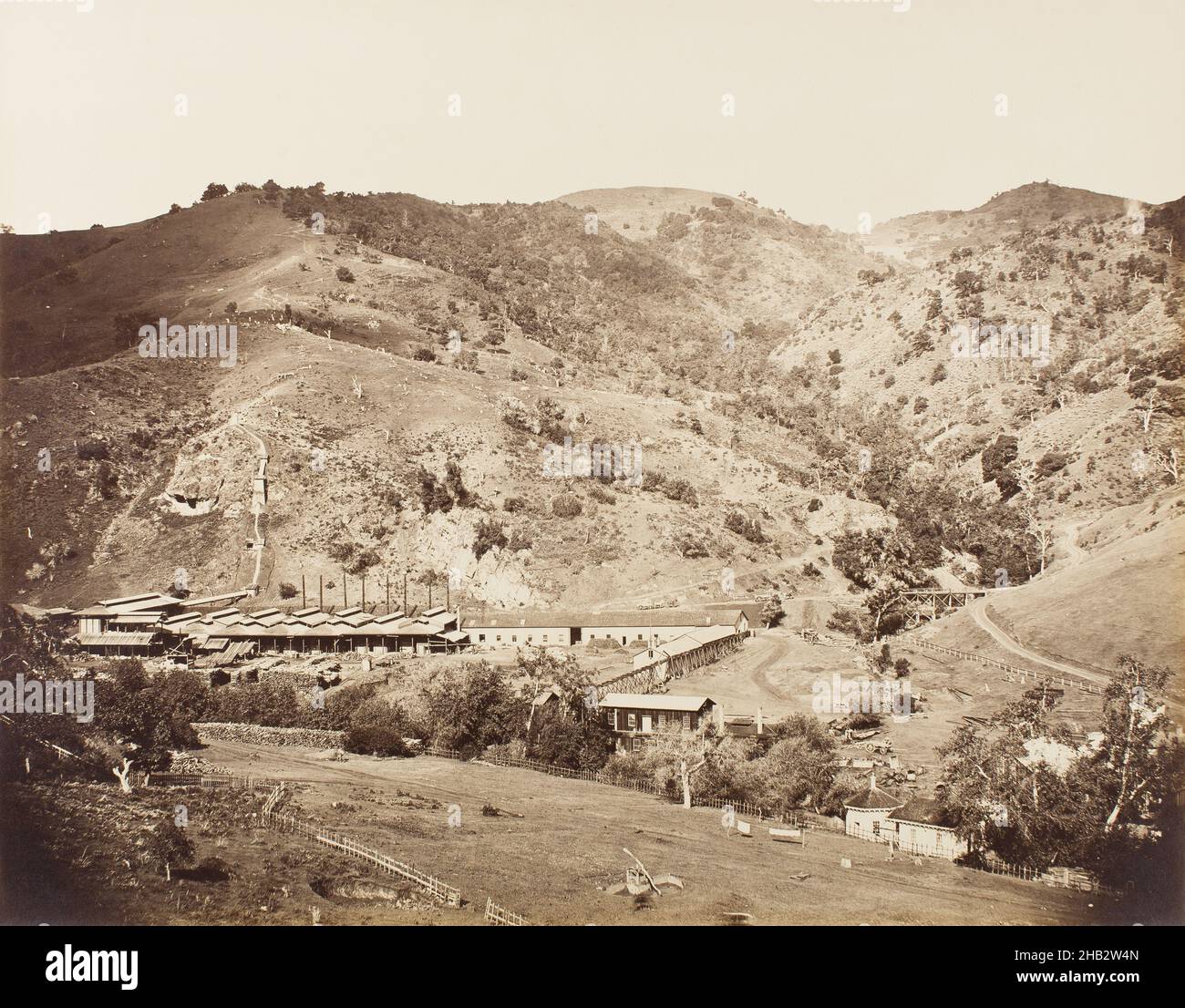 The Works and the Mine, New Almaden, Santa Clara, Kalifornien, Carleton E. Watkins, Amerikaner, 1829–1916, 1863, Albumin Print, New Almaden, Kalifornien, USA, Nord- und Mittelamerika, Fotos, Bild: 16 1/8 x 20 3/4 Zoll (41 x 52,7 cm Stockfoto