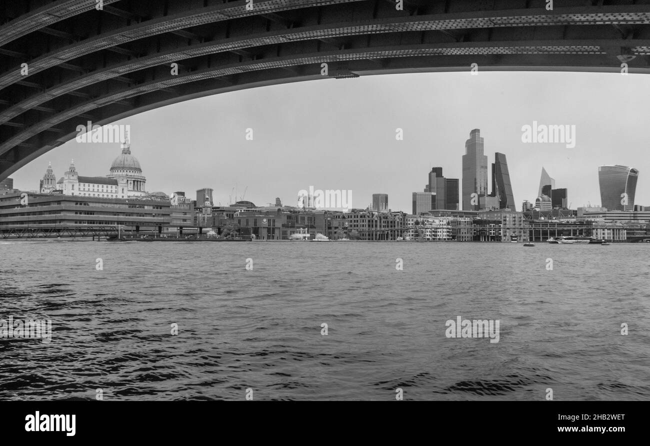 Infrarotansicht von der Blackfriars Bridge entlang der Themse mit Blick auf das Zentrum von London und mehrere bekannte Wahrzeichen. Stockfoto