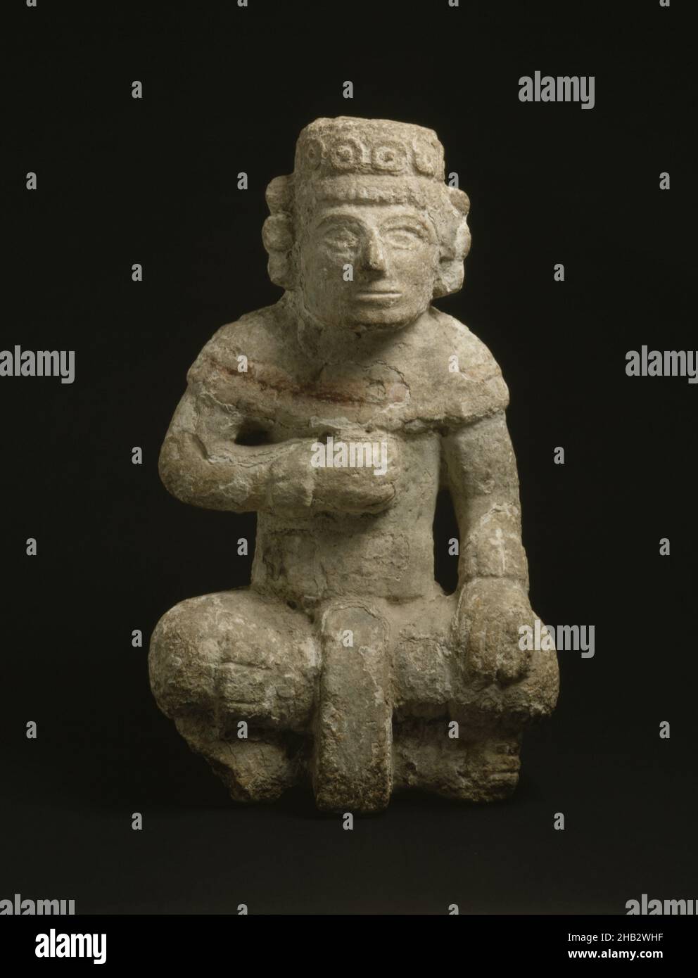 Sitzende Figur mit Tenon, Maya, frühe postklassische Periode, 909–1200, ca. 1000–1100, Stein, Gips und Pigment, Bundesstaat Yucatán, Mexiko, Nord- und Mittelamerika, Chichén Itzá, Skulptur, Stein und Mineral, 25 x 14 15/16 x 16 15/16 Zoll (63,5 x 38 x 43 cm Stockfoto