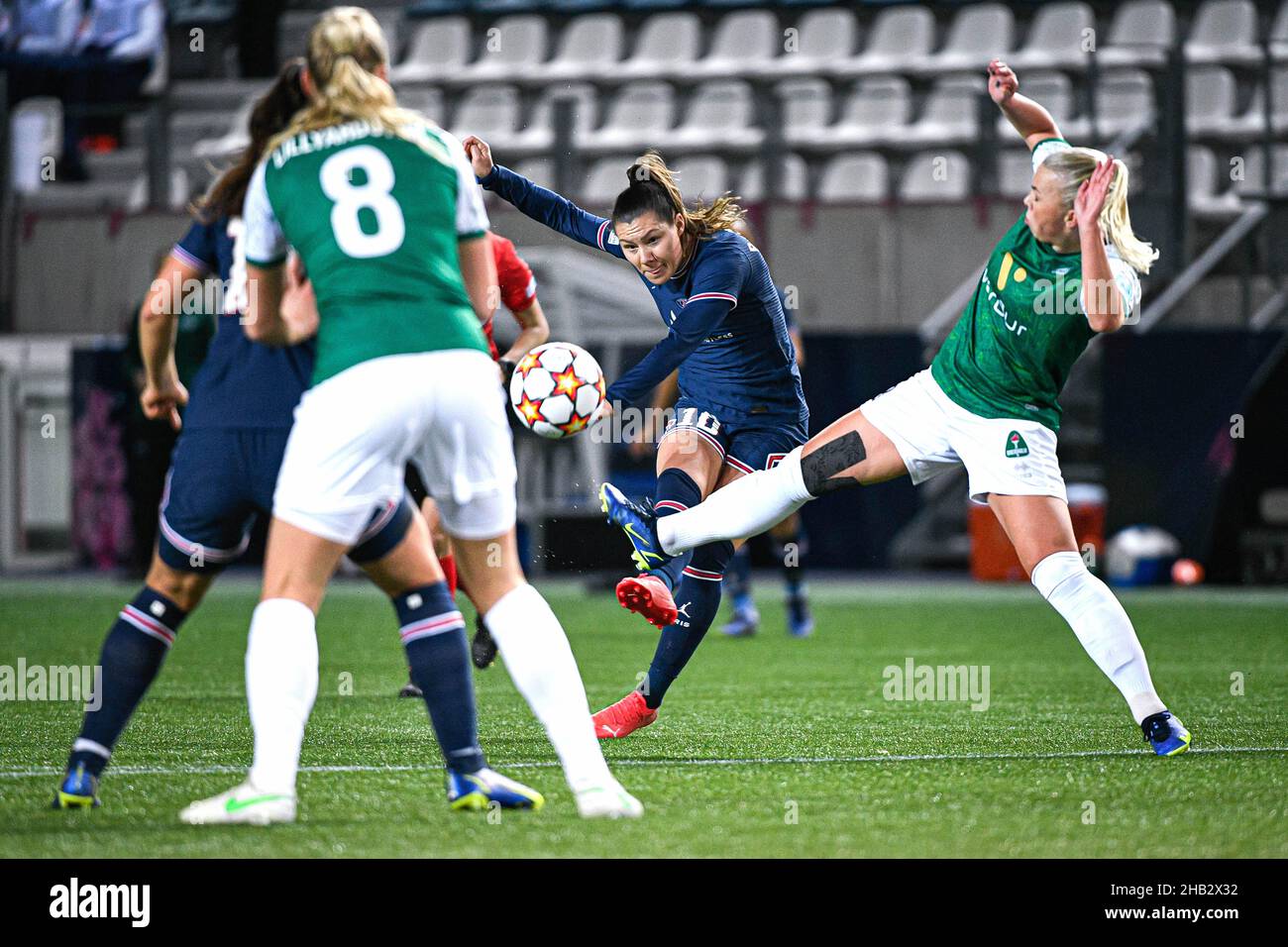 Paris, Frankreich. 16th Dez 2021. Ramona Bachmann schießt und schießt das erste Tor während des UEFA Women's Champions League, Gruppe B Fußballspiels zwischen Paris Saint-Germain und Breidablik UBK am 16. Dezember 2021 im Jean Bouin Stadion in Paris, Frankreich - Foto: Victor Joly/DPPI/LiveMedia Kredit: Unabhängige Fotoagentur/Alamy Live News Stockfoto