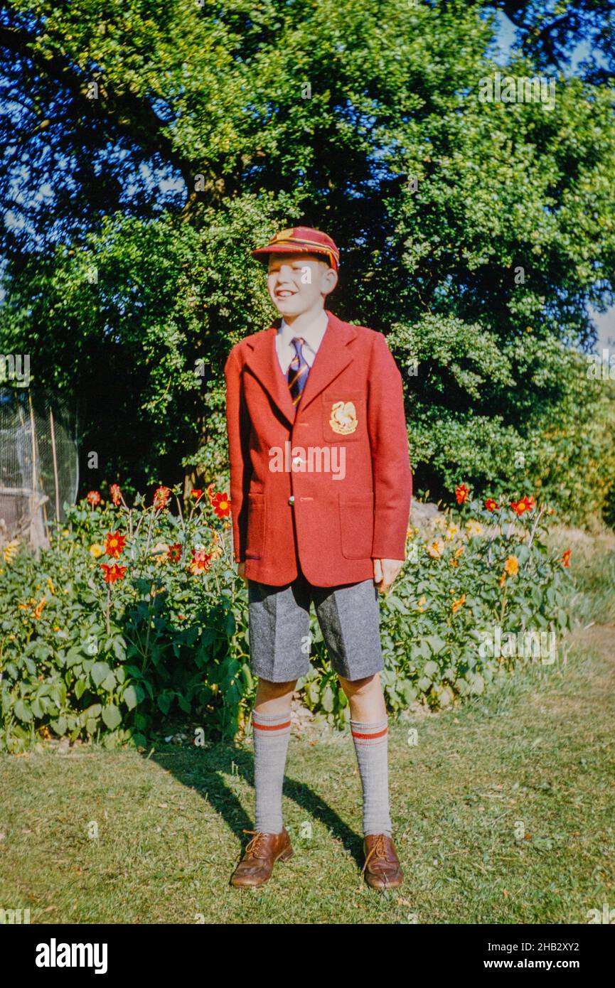 Teenager Junge im Garten stehend trägt brandneue Sekundarschuluniform, England, Großbritannien, 1960er Jahre voller Länge Porträt Stockfoto