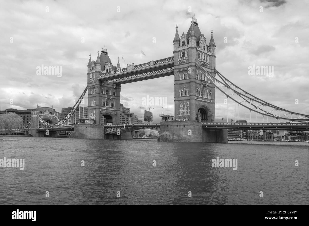Infrarotansicht über die Themse mit Blick auf die Tower Bridge vom Südufer aus Stockfoto