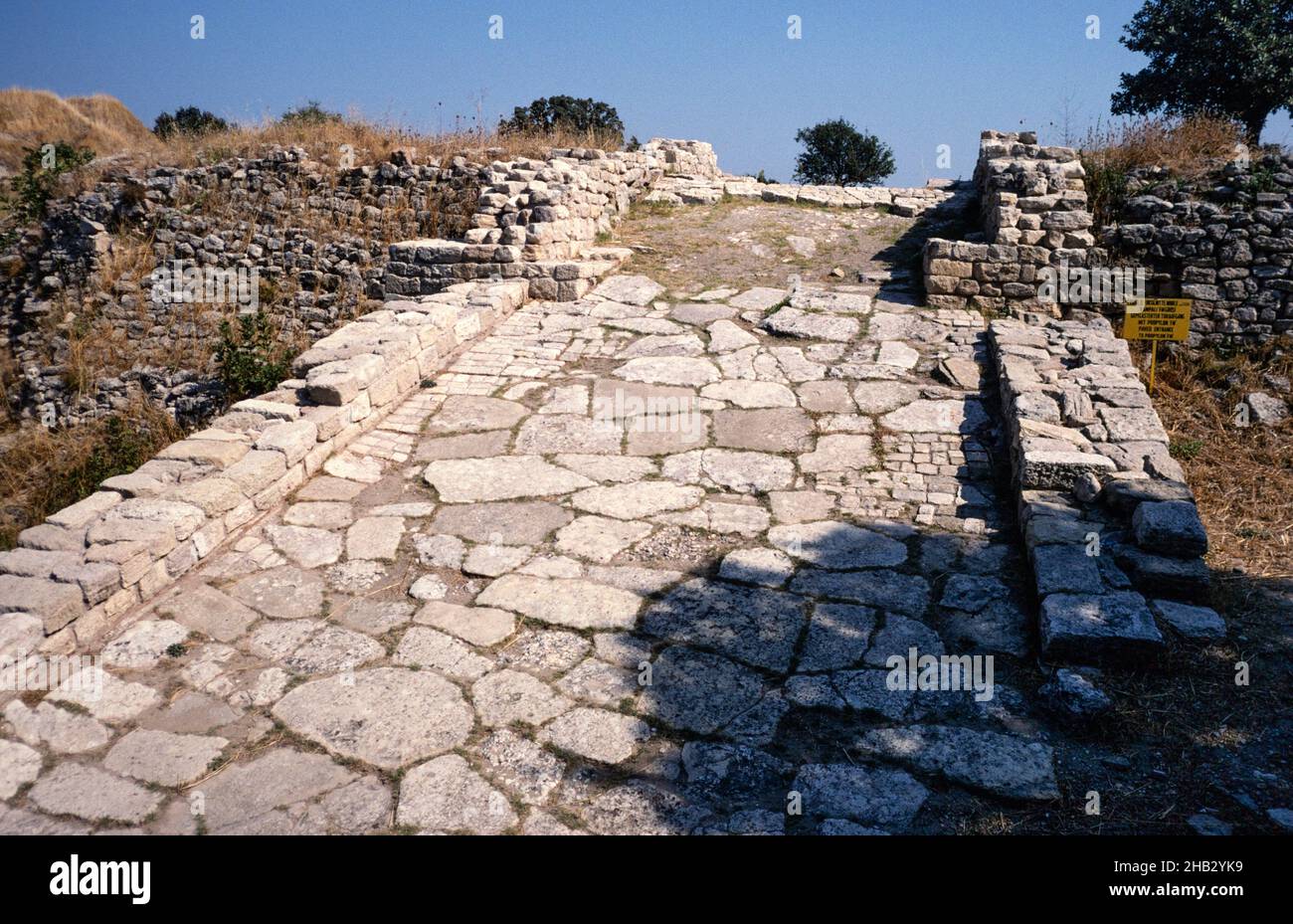 Archäologische Stätte der antiken Stadt Troja, Türkei 1997 gepflasterte Rampe am Tor des Propylon Eingang Stockfoto