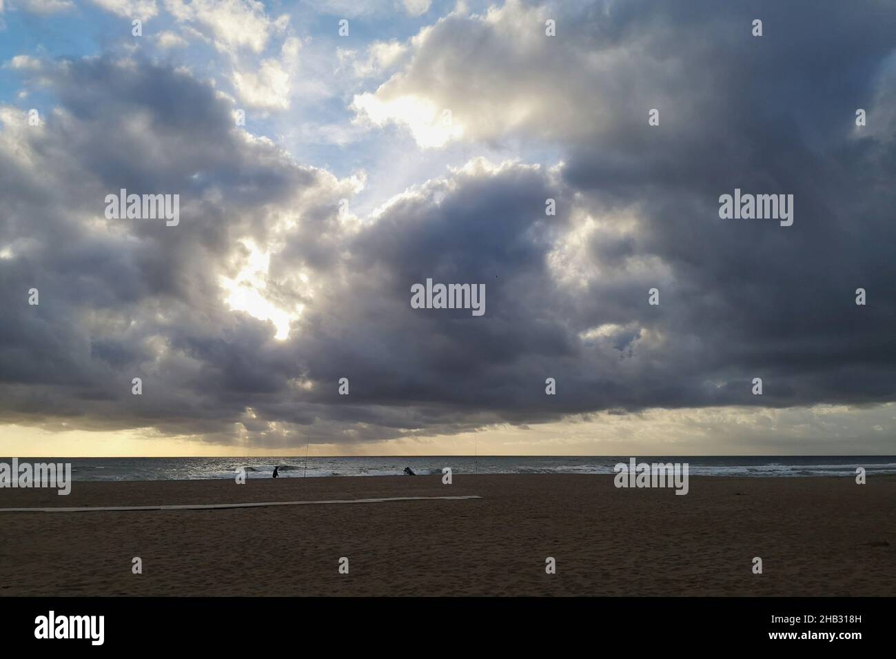 Dramatischer Himmel über dem mittelmeer. Bild aus Fuengirola, Malaga, Andalusien, Spanien. Stockfoto