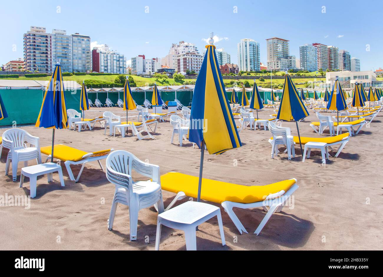 Leere Strandliegen und -Betten im Resort Mar del Plata, Provinz Buenos Aires, Argentinien Stockfoto