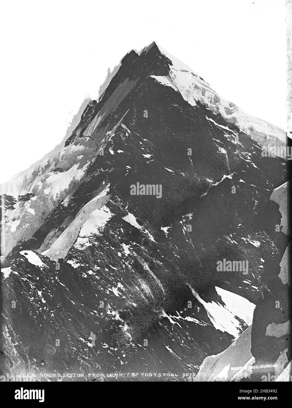 Mount Sefton vom Gipfel des Hockers 9.073 Fuß, Burton Brothers Studio, Fotostudio, Neuseeland, Schwarz-Weiß-Fotografie Stockfoto