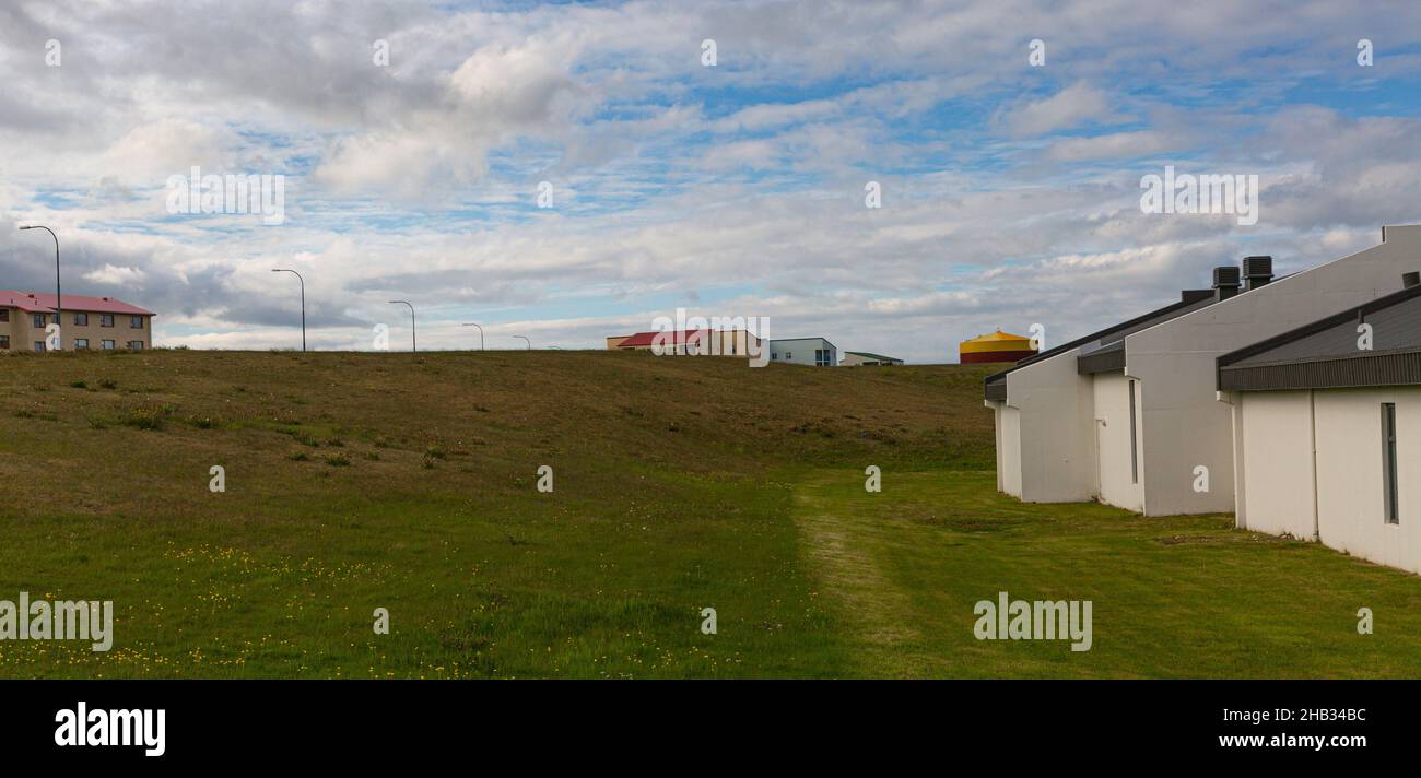 Apartments in Reykjanesbær Island und es ist in der Nähe des Flughafens Keflavík. Hier sehen wir sehr grüne Hinterhöfe. Stockfoto