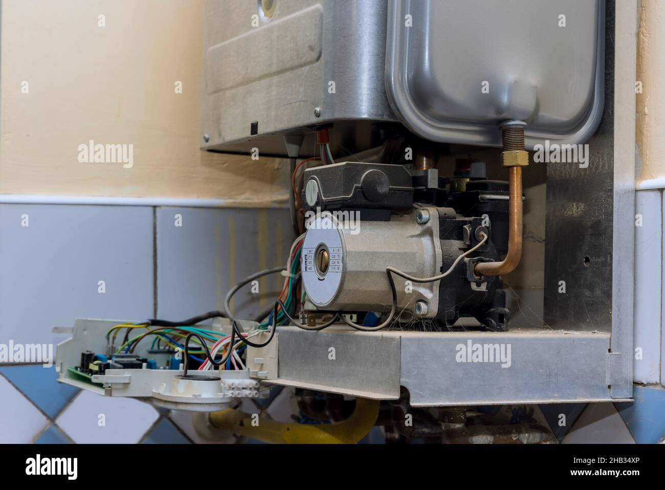 Reparatur der Heizungsanlage durch einen professionellen Techniker mit Reparatur eines Gaskessels Stockfoto