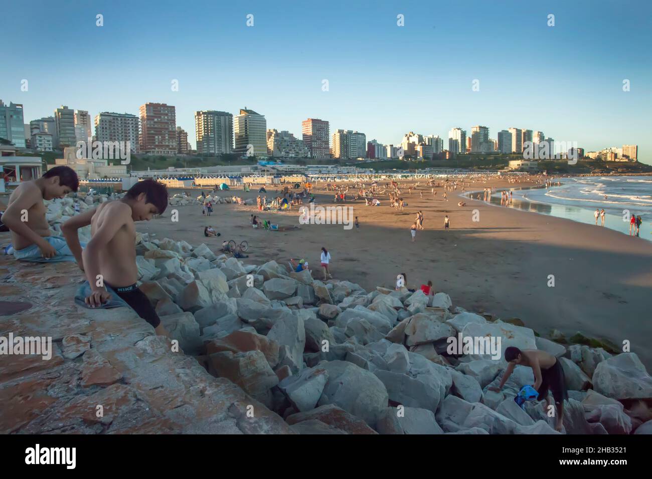 Menschen am Strand im Badeort Mar del Plata, Provinz Buenos Aires, Argentinien Stockfoto