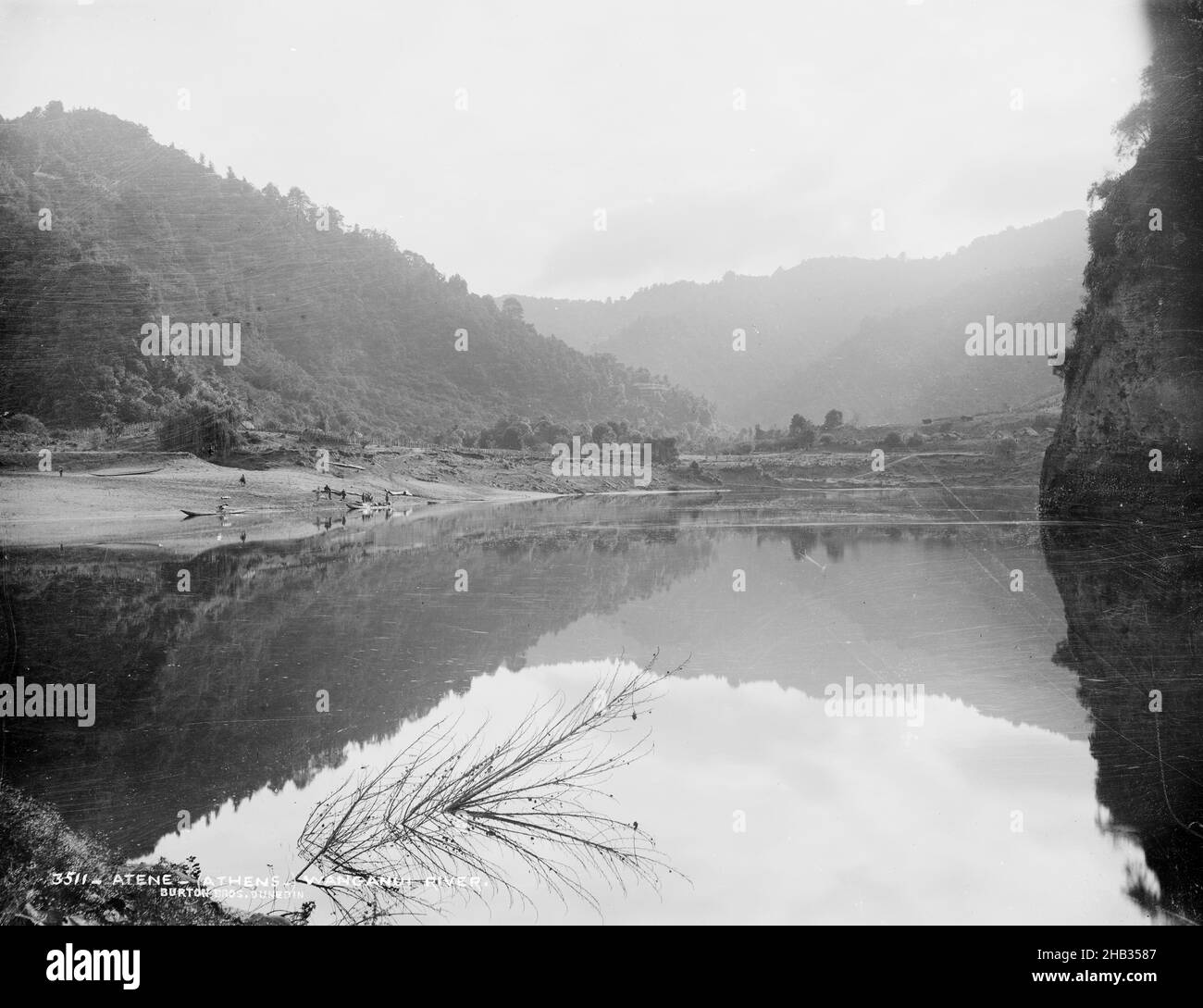 Atene (Athen), Wanganui River, Burton Brothers Studio, Fotostudio, Neuseeland, Gelatine Trockenplatte Prozess, Blick auf Whanganui Fluss, ist ein Zweig im Wasser sichtbar Stockfoto