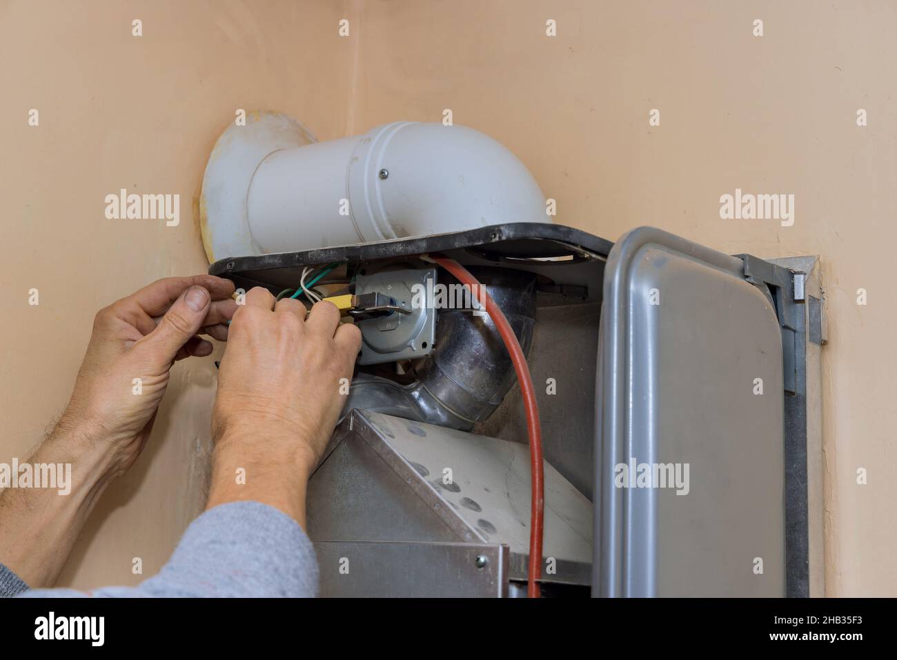 Reparatur der Wartung des Gaskessels für den Warmwasserbereiter mit einem Servicetechniker Stockfoto