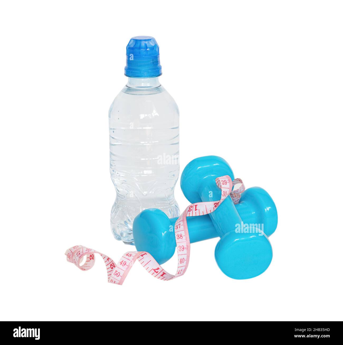 Wasserflasche, zwei blaue Kurzhanteln und Maßband auf weißem Hintergrund. Isolieren Stockfoto