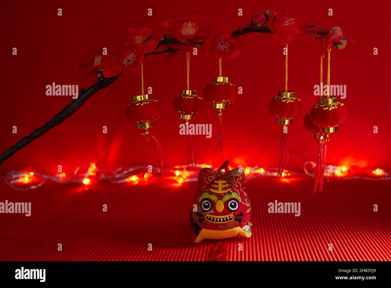 Tradition chinesische Stoffpuppe Tiger. 2022 Tiger Jahr. Stockfoto