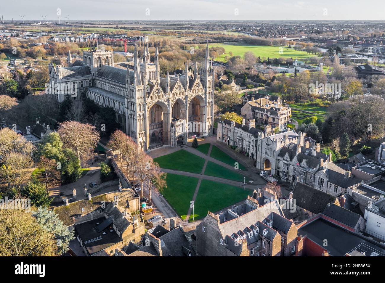 PETERBOROUGH, GROSSBRITANNIEN - 10. DEZEMBER 2021. Eine Luftaufnahme der Peterborough Cathedral und der umliegenden Gebäude und Anlagen Stockfoto