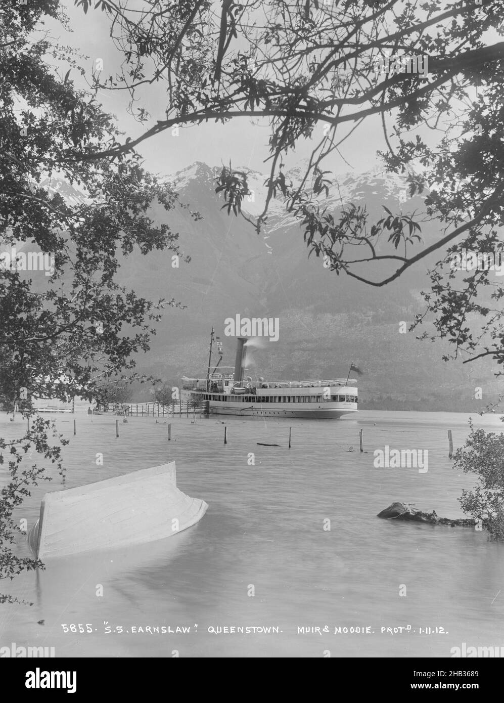 S.S. Earnslaw, Queenstown, Muir & Moodie Studio, Fotostudio, um 1912, Neuseeland, Gelatine-Trockenteller-Verfahren, Dampfboot auf Wasseroberfläche mit einem scheinbar kentergroßen Ruderboot im Vordergrund Stockfoto