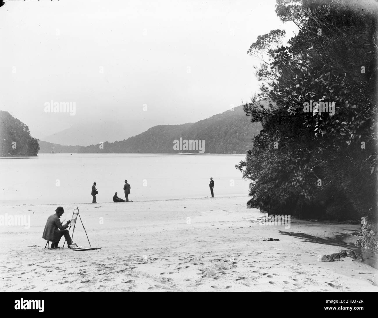 [Chalky Inlet], Burton Brothers Studio, Fotostudio, 1883, Dunedin, Schwarzweiß-Fotografie, Künstler im Bild ist wahrscheinlich F. Huddlestone aus Queenstown Stockfoto