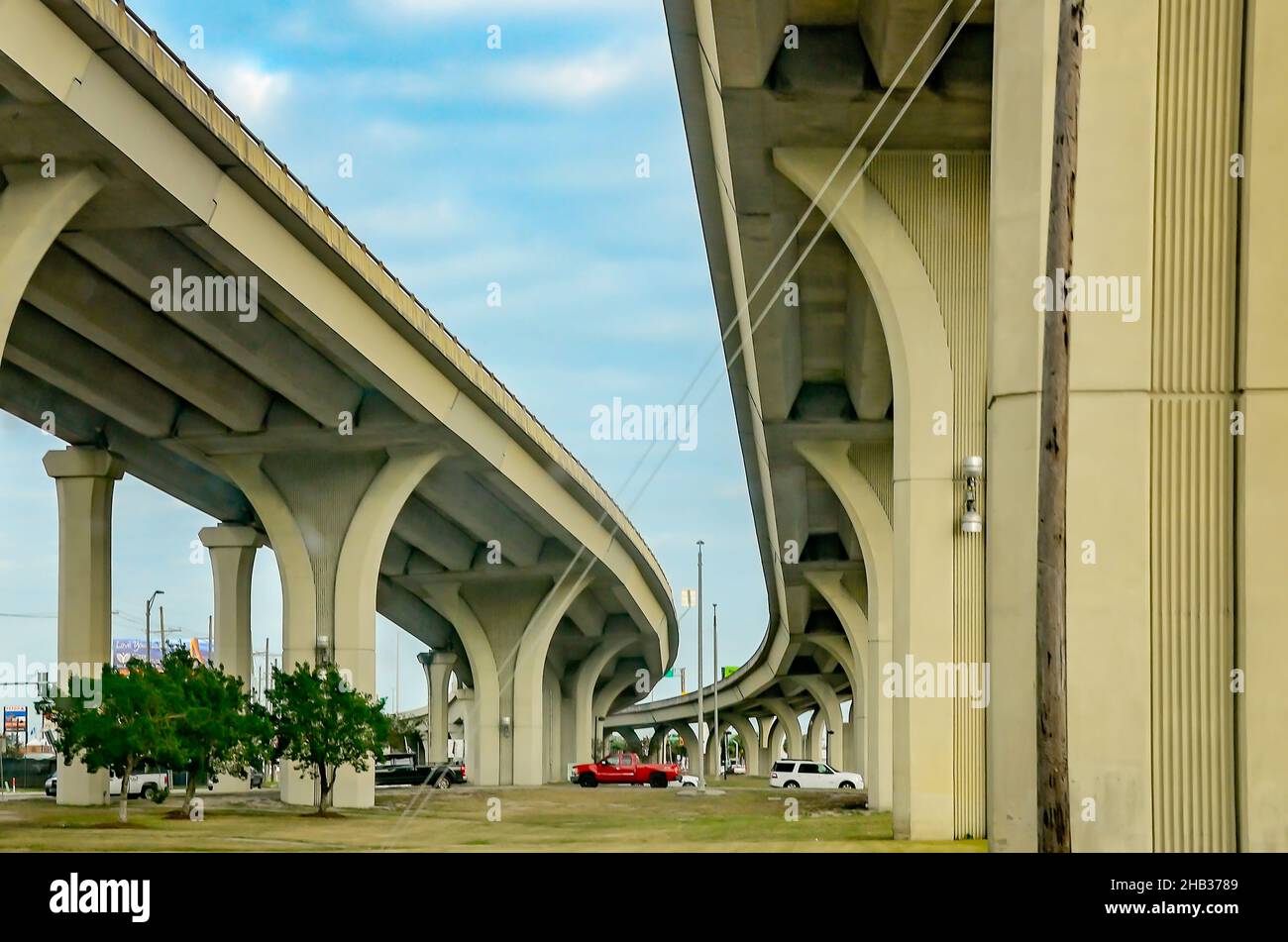 Der Westbank Expressway ist am 13. Dezember 2021 in Harvey, Louisiana, abgebildet. Der erhöhte sechsspurige Highway verbindet New Orleans mit der Westbank. Stockfoto