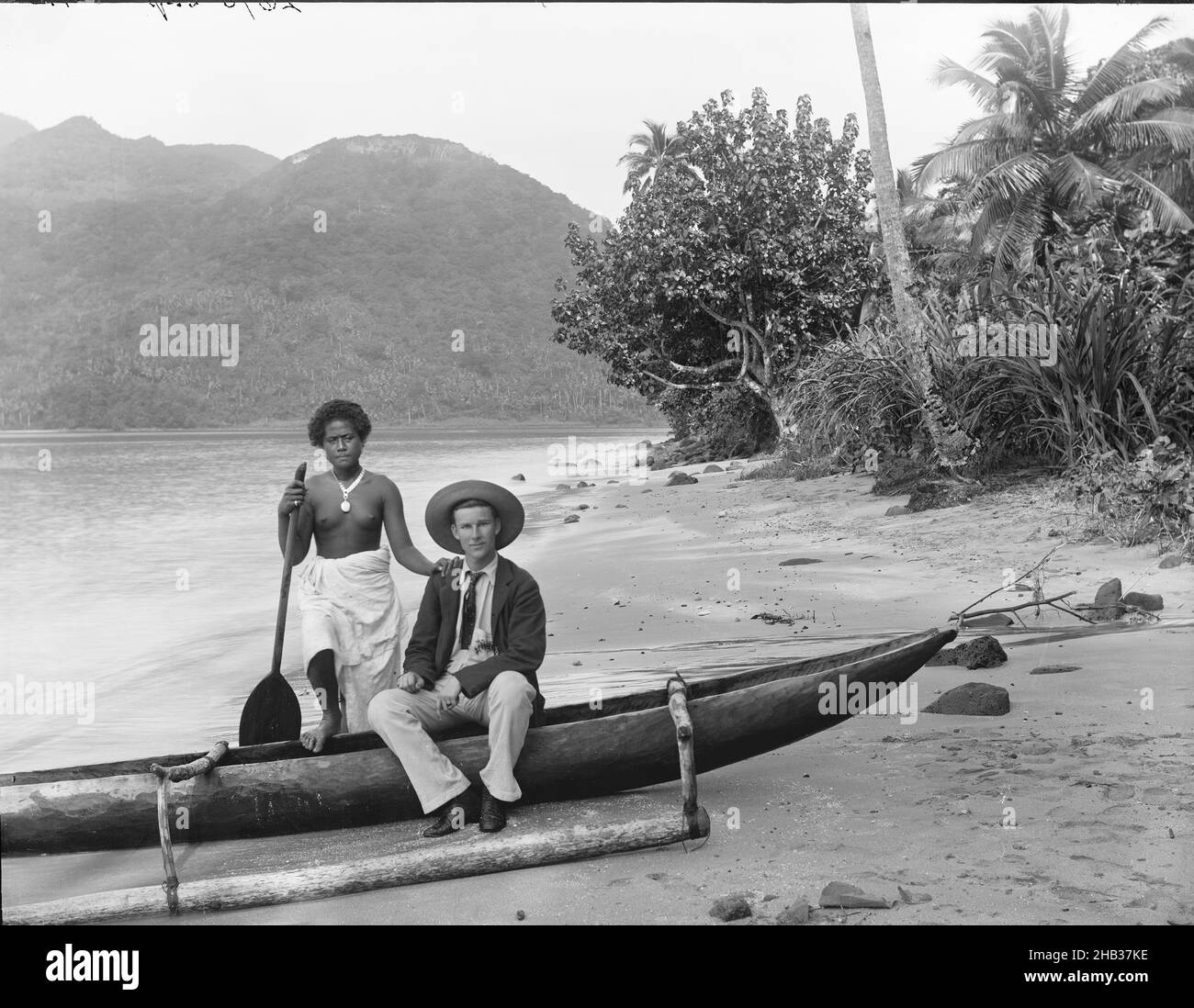 Pango Pango (sic) Harbour, Sauimatani & Bloomfield, Burton Brothers Studio, Fotostudio, 23. Juli 1884, Dunedin, ein Gelatine-Trockenplattenverfahren, eine samoanische Frau (Sauimatani) und ein europäischer Mann (Bloomfield) werden an einem Strand mit einem Ausleger im Hafen von Pago Pago gestellt. Sauimatani hält ein Paddel in der einen Hand und legt ihre andere Hand auf Bloomfields Schulter. Der Mann ist entweder Mr G R oder Mr L R Bloomfield aus Auckland, beide Männer waren Passagiere auf der zweiten Kreuzfahrt mit Alfred Burton. Stockfoto