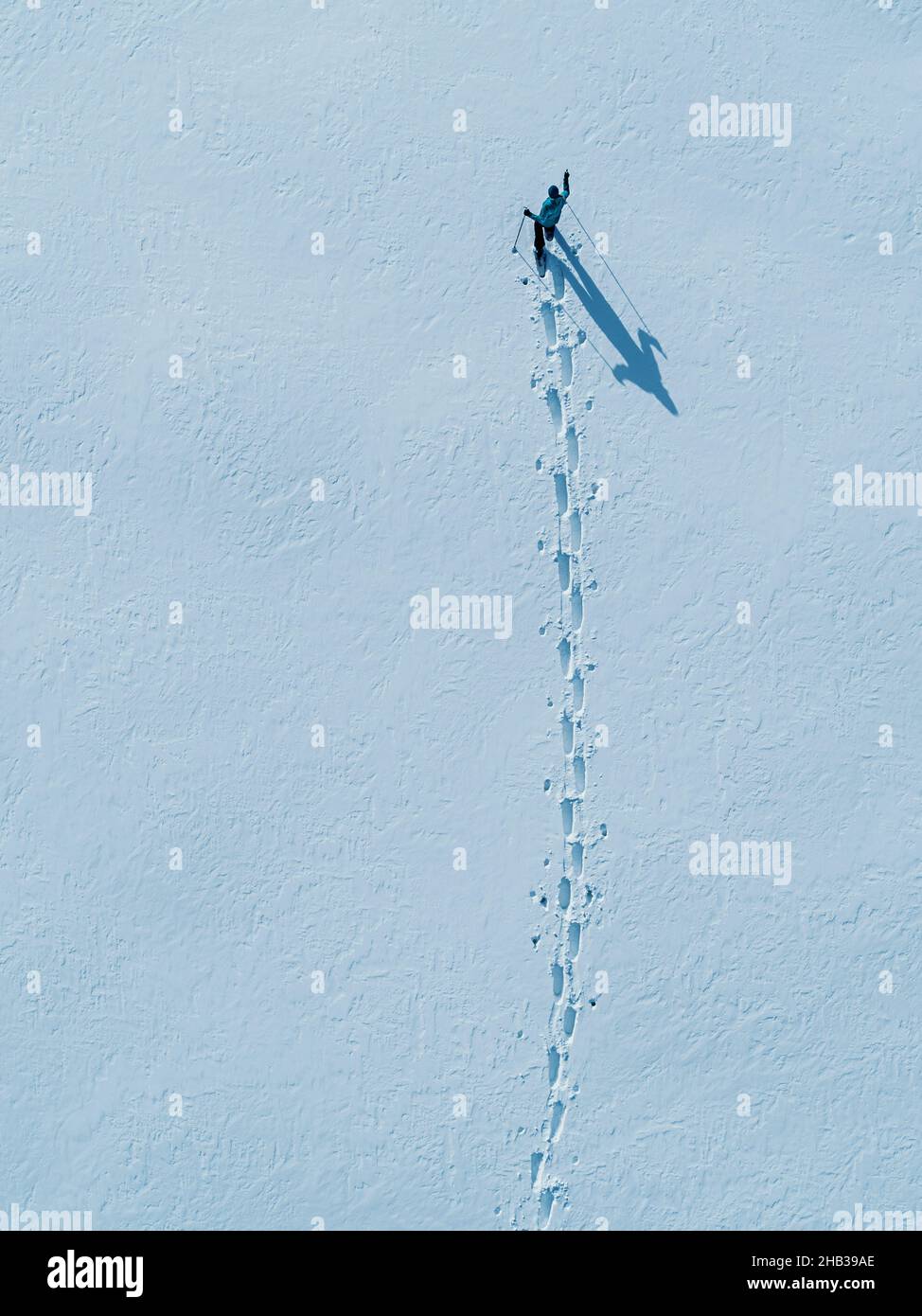 Luftaufnahme einer Person beim Schneeschuhwandern Stockfoto