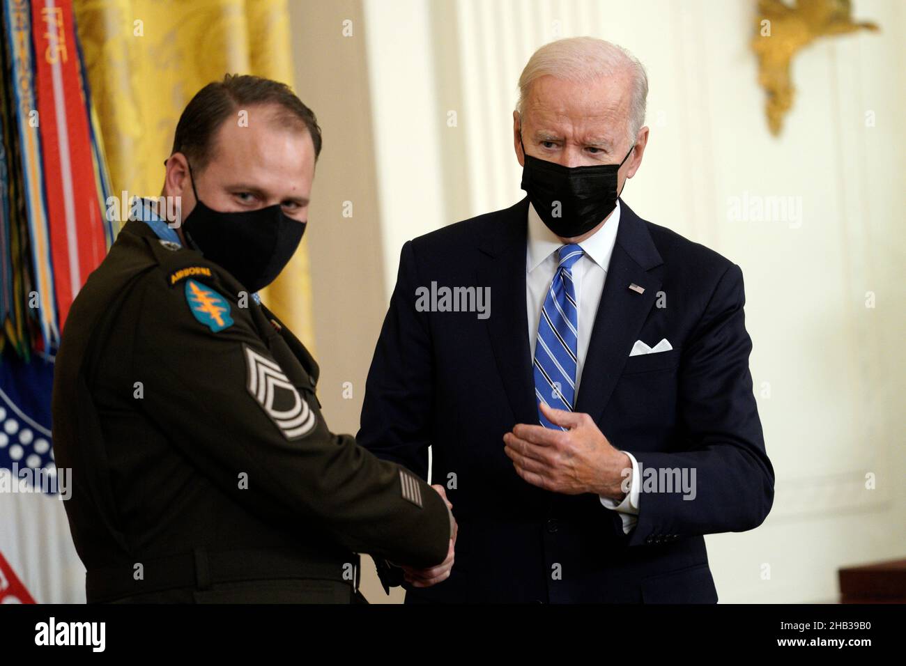 US-Präsident Joe Biden verleiht am 16. Dezember 2021 im Ostsaal des Weißen Hauses in Washington, DC, die Ehrenmedaille an Armeemeister Earl Plumlee.Quelle: Yuri Gripas/Pool via CNP /MediaPunch Stockfoto