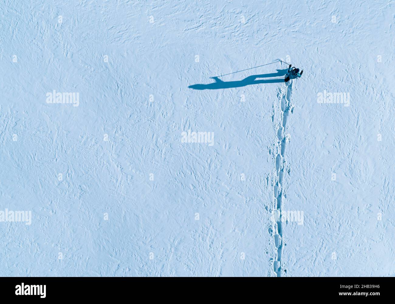 Luftaufnahme einer Person beim Schneeschuhwandern Stockfoto