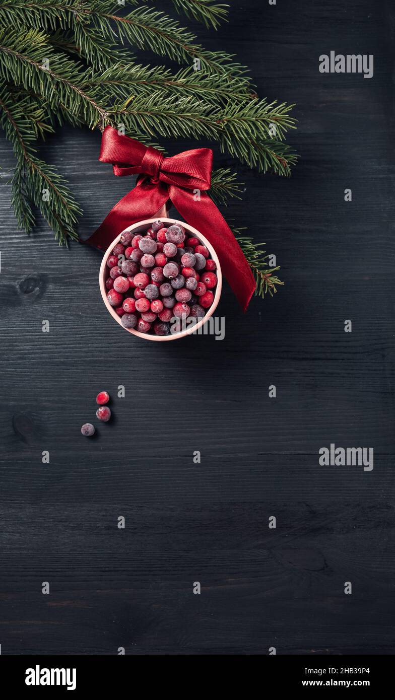 Weihnachtskugel aus einer Tasse gefrorener Preiselbeeren Stockfoto