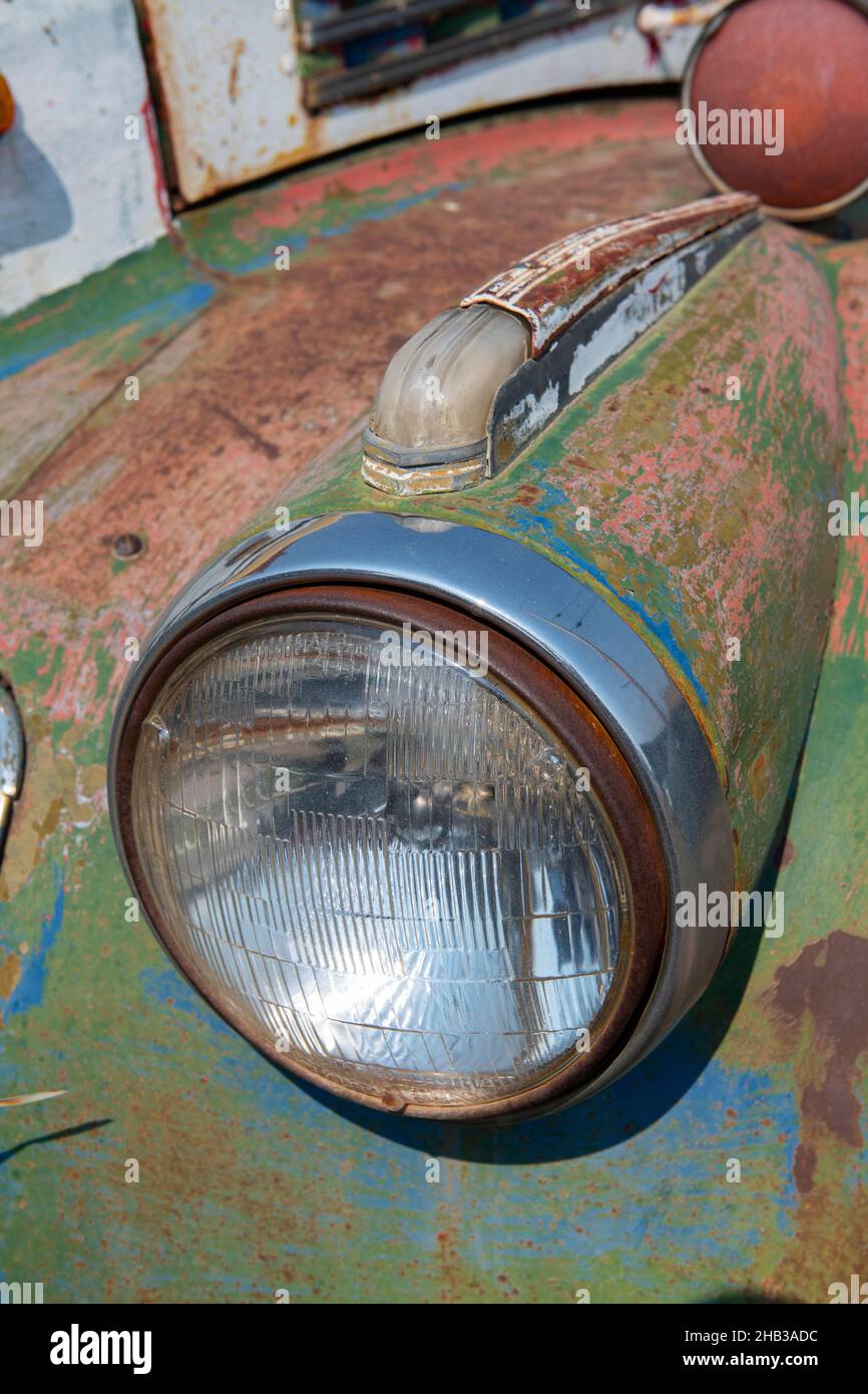 Colorado. Rostiger alter Oldtimer-LKW. Scheinwerferdetails. Stockfoto