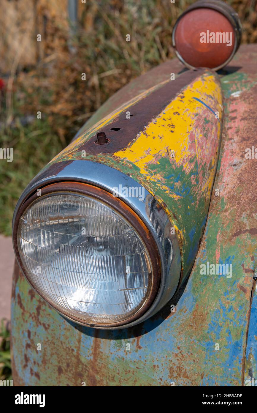 Colorado. Rostiger alter Oldtimer-LKW. Scheinwerferdetails. Stockfoto