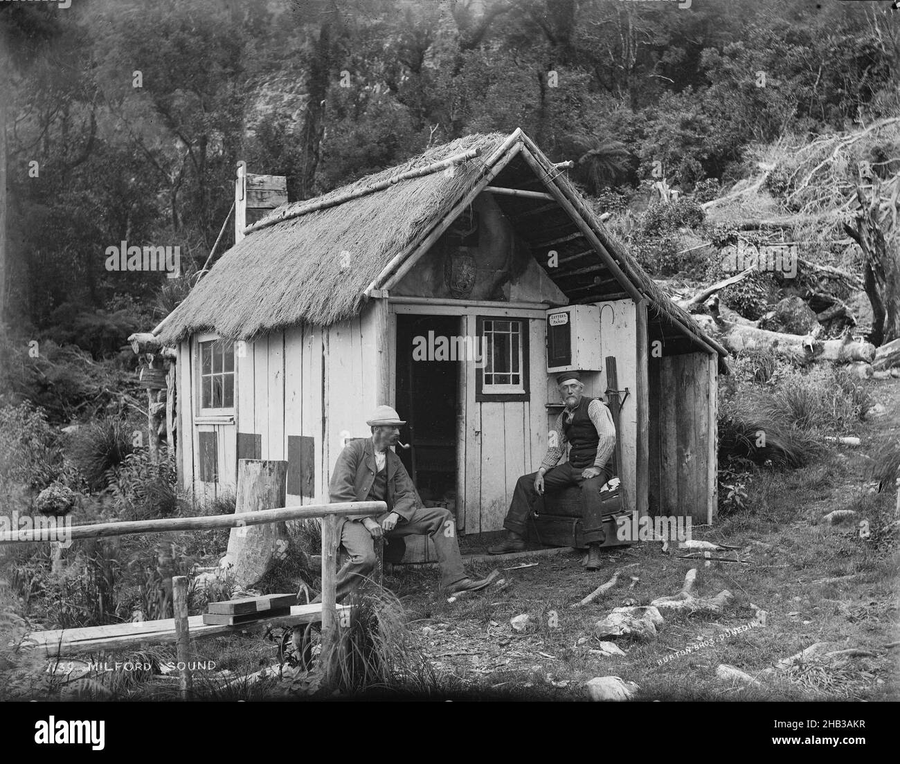 Milford Sound, Burton Brothers Studio, Fotostudio, 1883, Dunedin, Gelatine Dry Plate Process, Burton Brothers Negativregister beschreibt das Bild als 'Milford Sound - Hut: Huddleston & A. H. B.'. Der Mann auf der linken Seite ist der Maler Huddleston aus Queenstown und der Mann auf der rechten Seite ist Alfred H. Burton Stockfoto