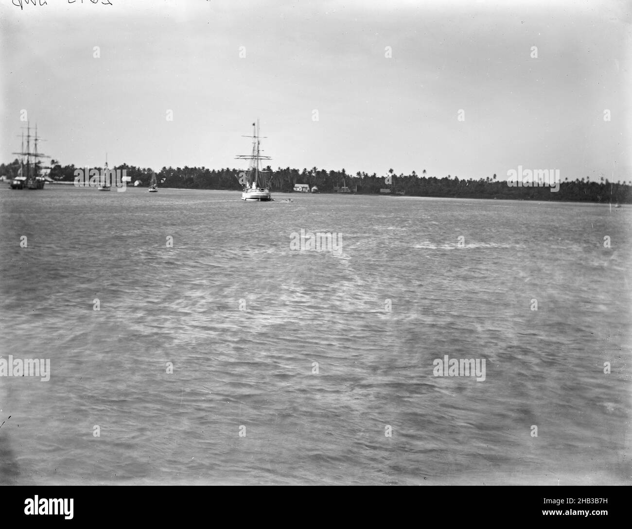 [Apia from Harbour (Wrack of Solide)], Burton Brothers Studio, Fotostudio, 1884, Neuseeland, Schwarzweiß-Fotografie, zweite Platte mit sechs Platten Panorama. Meer mit niedrig liegender Insel im Hintergrund. Schiffe vor Anker. Zwei Schiffe mit Masten, eines in der Mitte, das andere ganz rechts. Zwei weitere kleinere Segelboote dazwischen. An der Küste sind mehrere Gebäude zu sehen Stockfoto